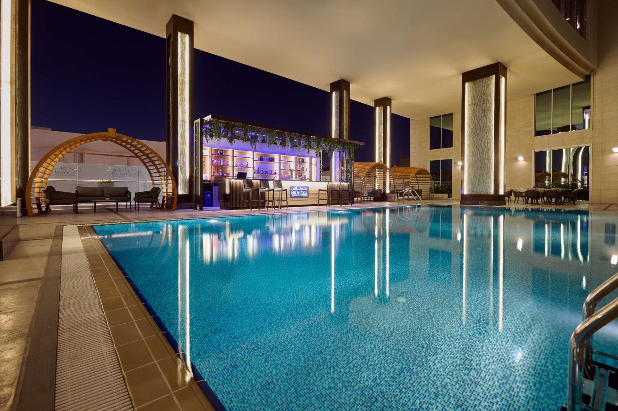 多哈萨德希尔顿逸林酒店 外观 照片 The swimming pool at the hotel