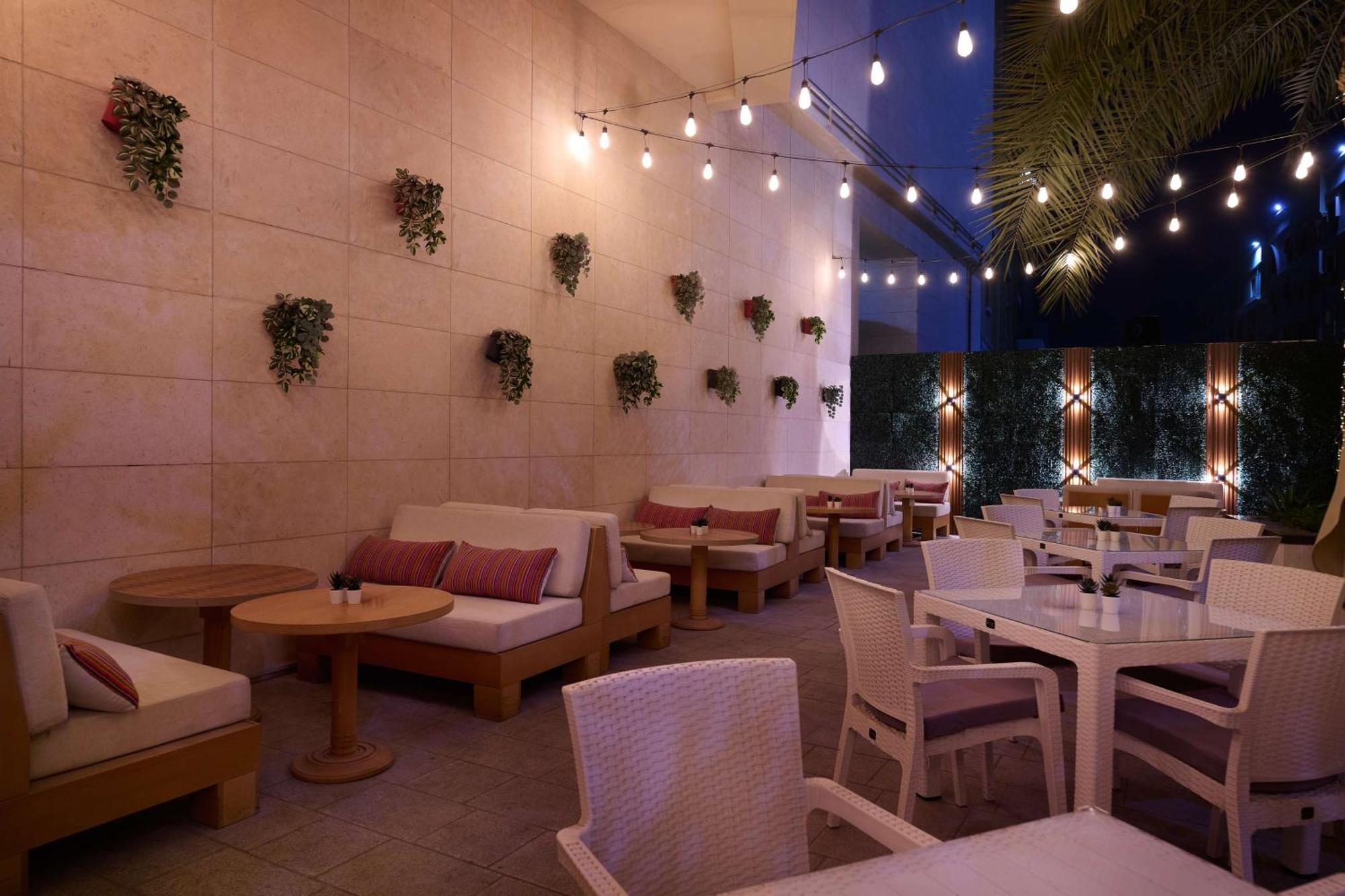多哈萨德希尔顿逸林酒店 外观 照片 The patio at the restaurant
